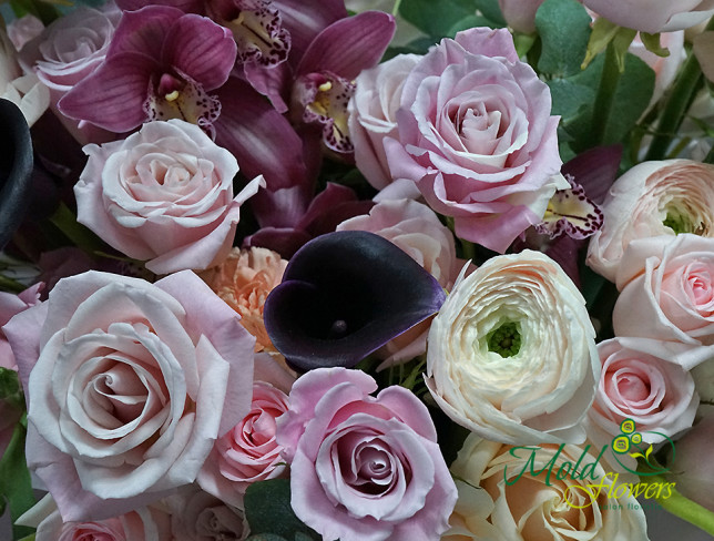 Cutie roz cu calle negre și orhidee (la comandă, 10 zile) foto